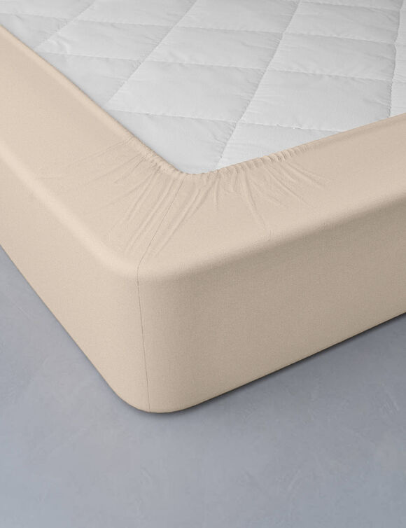 Effen hoeslaken in jersey, hoekdiepte 40 cm (zandkleur) Effen hoeslaken in jersey, hoekdiepte 40 cm (zandkleur)